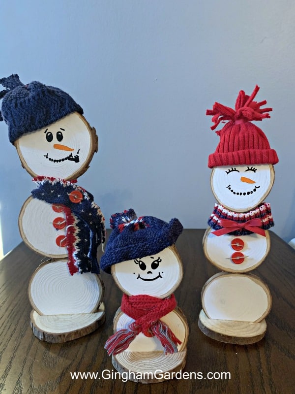 Festive DIY Projects Made With Tree Branches & Logs - Wood Slice Snowman Family